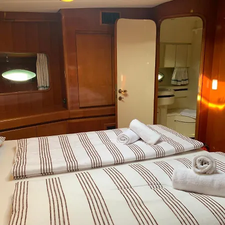 Luna Botel Badalona